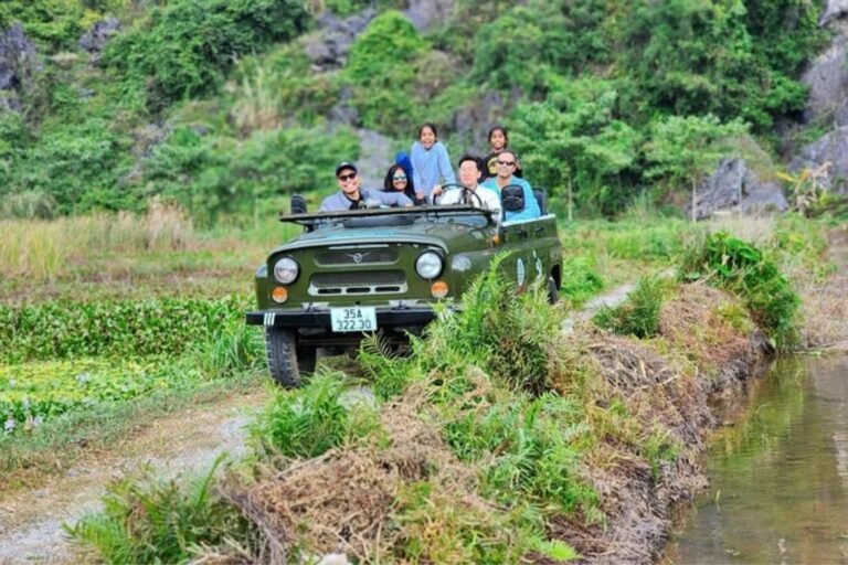 Jeep auf einem schmalen Feldweg in Ninh Binh