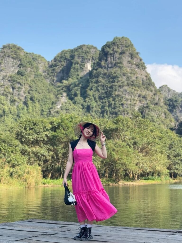 Reisende am Wasser unter den Kalksteingipfeln von Ninh Binh